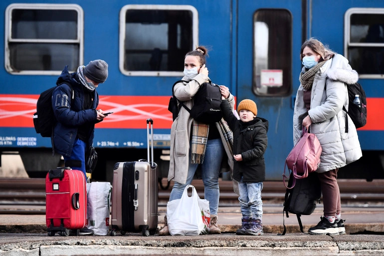 Flyktninger på togstasjon. Foto.